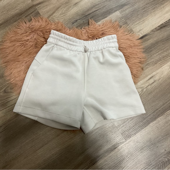 Lululemon Softstreme High-Rise Short Bone Size 0 - Picture 3 of 12